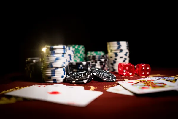 Um dealer profissional de smoking cumprimentando jogadores na mesa de roleta, simbolizando a autêntica sensação de cassino ao vivo no FADARICA777.