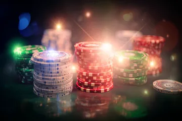 Um close de moedas douradas caindo ao redor de uma roleta girando, representando a ação imersiva do cassino no FADARICA777.