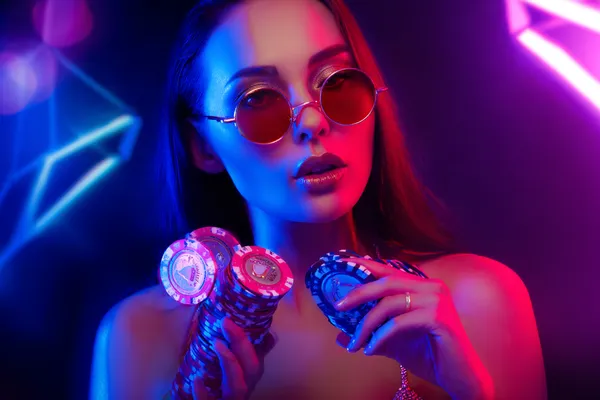 Uma mulher sorrindo perto de máquinas caça-níqueis brilhantes com símbolos de sorte, mostrando as emocionantes opções de slots do FADARICA777.