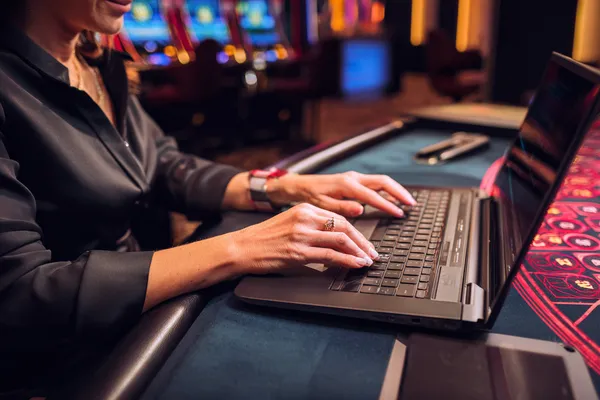 Um laptop brilhando com uma tela de login em um ambiente minimalista, simbolizando o sistema de acesso protegido do FADARICA777.